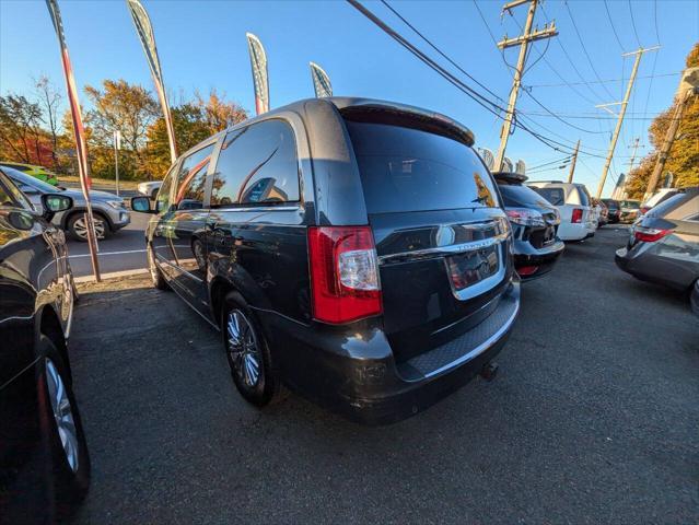 2011 chrysler town & country limited