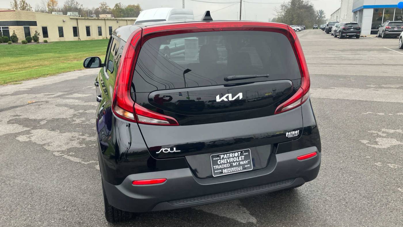 2022 kia soul lx