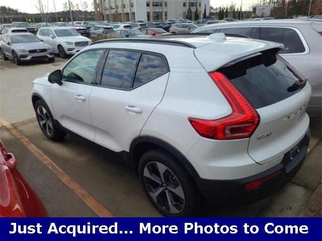 2023 volvo xc40 b5 plus dark theme