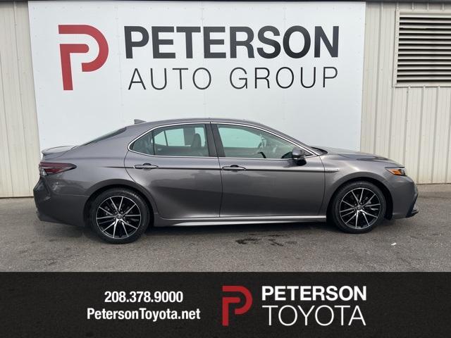 2021 toyota camry hybrid se