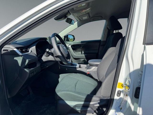 2021 toyota rav4 le