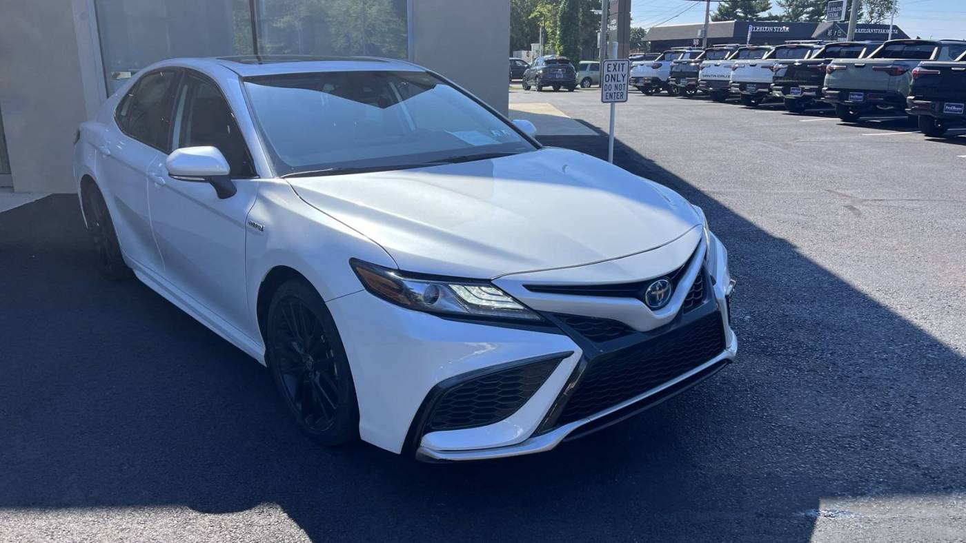 2021 toyota camry hybrid xse