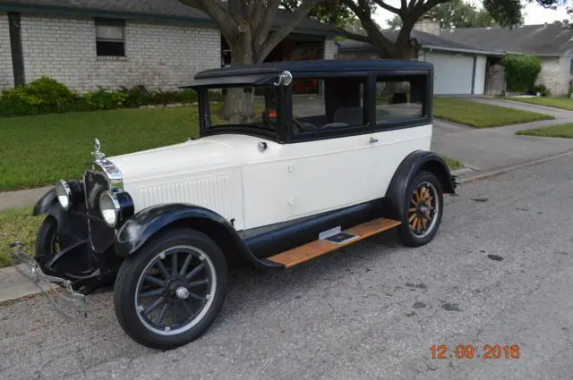 1926 oldsmobile 2 door coach