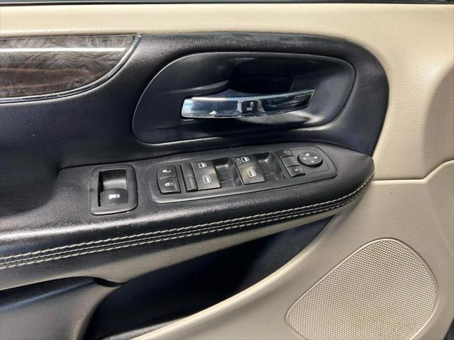 2016 chrysler town & country touring-l