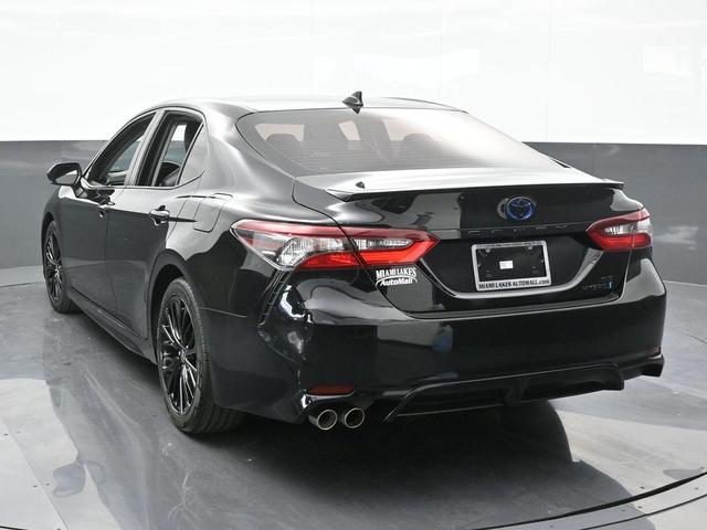 2022 toyota camry hybrid se