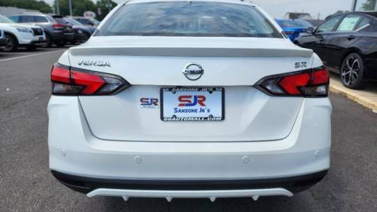2022 nissan versa sr