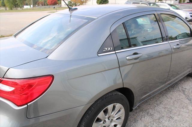 2012 chrysler 200 lx
