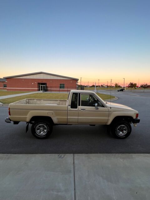 1988 toyota pickup pickup brown 4wd automatic short bed xtra cab vn67 dlx
