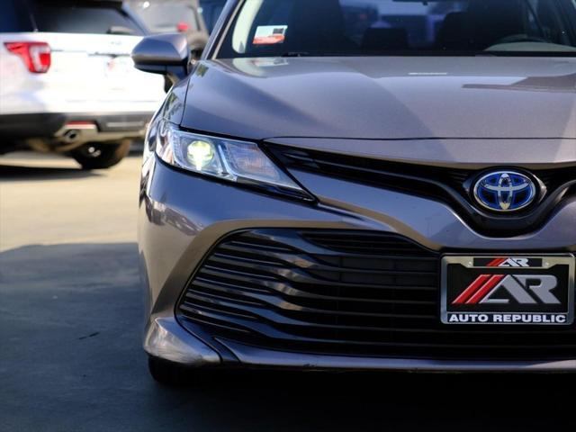 2020 toyota camry le