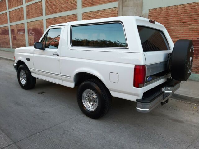1993 ford bronco xlt serviced, looks and drives great