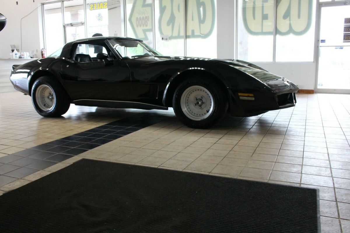 1980 chevrolet corvette t roof! 33200 miles ! original paint! no reserve!