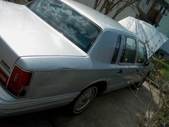 1994 lincoln town car signature sedan 4-door 4.6l, runs