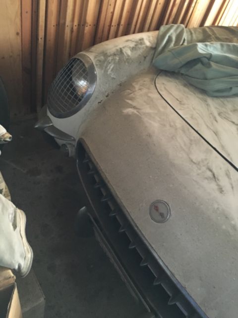 chevy corvette has the popout windows in like new condition and holding bago