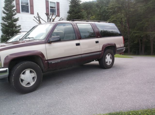 1993 gmc surburban sle~4wd~leather~3rd row seating~nice surburban!