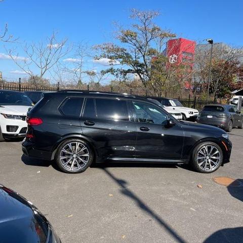 2022 bmw x7 m50i