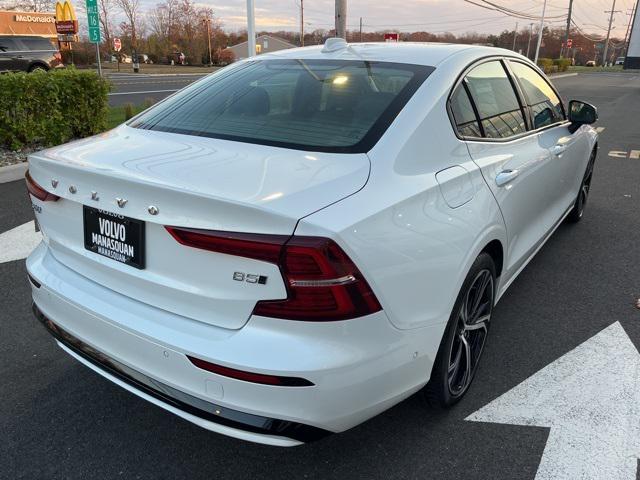 2024 volvo s60 b5 plus dark theme