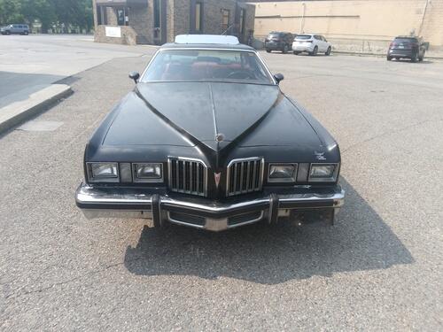 1977 pontiac grand prix lj. 301, 2 barrel, single exhaust, automatic. black with