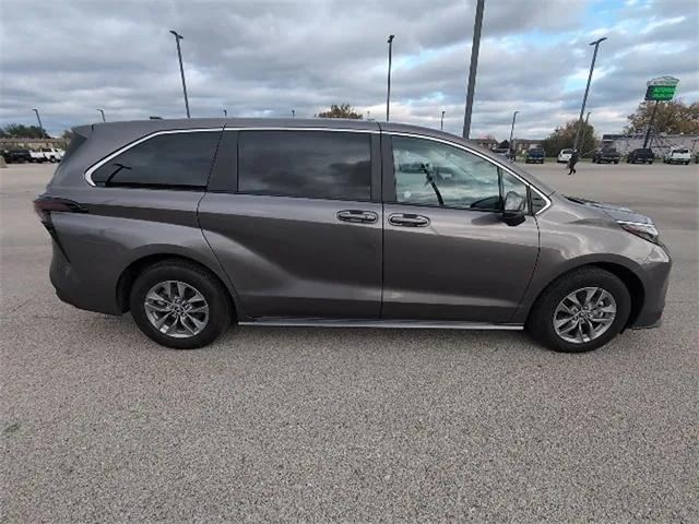 2024 toyota sienna le