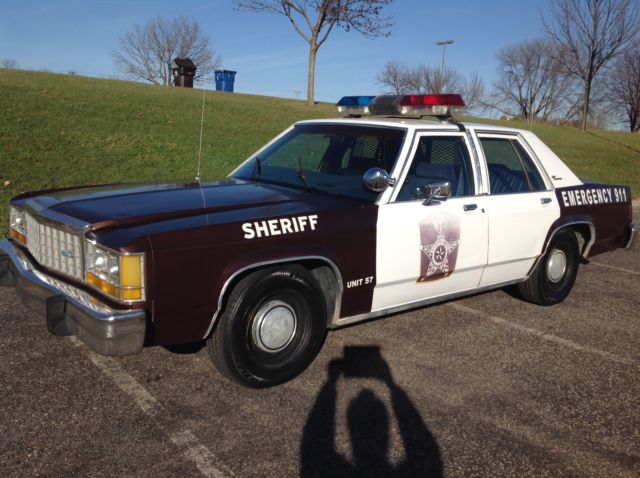 ford ltd crown victoria police sedan 351w sheriff car vintage squad car