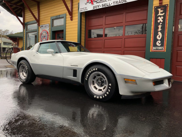 1982 chevrolet corvette 1982 rare color combo 33k org miles org window sti 33881