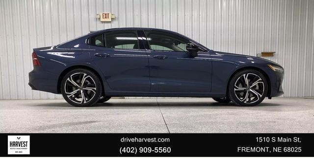 2024 volvo s60 b5 plus dark theme