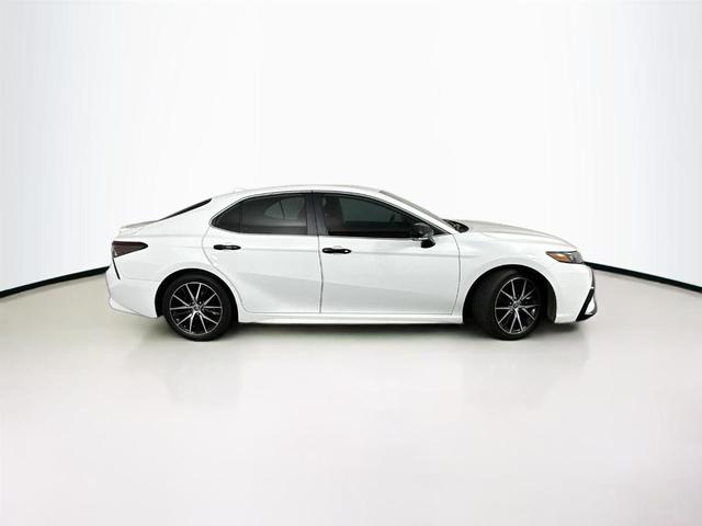 2022 toyota camry hybrid se