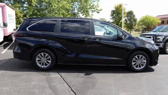 2024 toyota sienna le 8-passenger