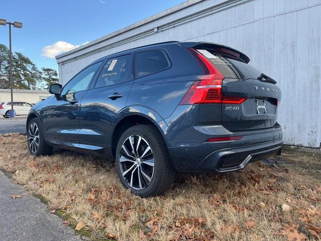 2024 volvo xc60 b5 plus dark theme