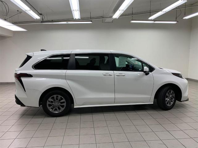 2024 toyota sienna le