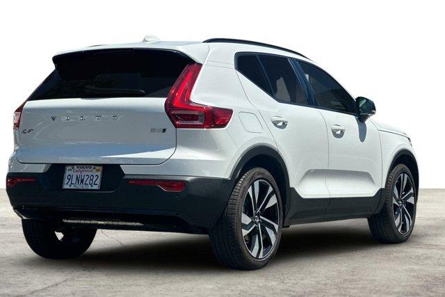 2024 volvo xc40 plus dark theme
