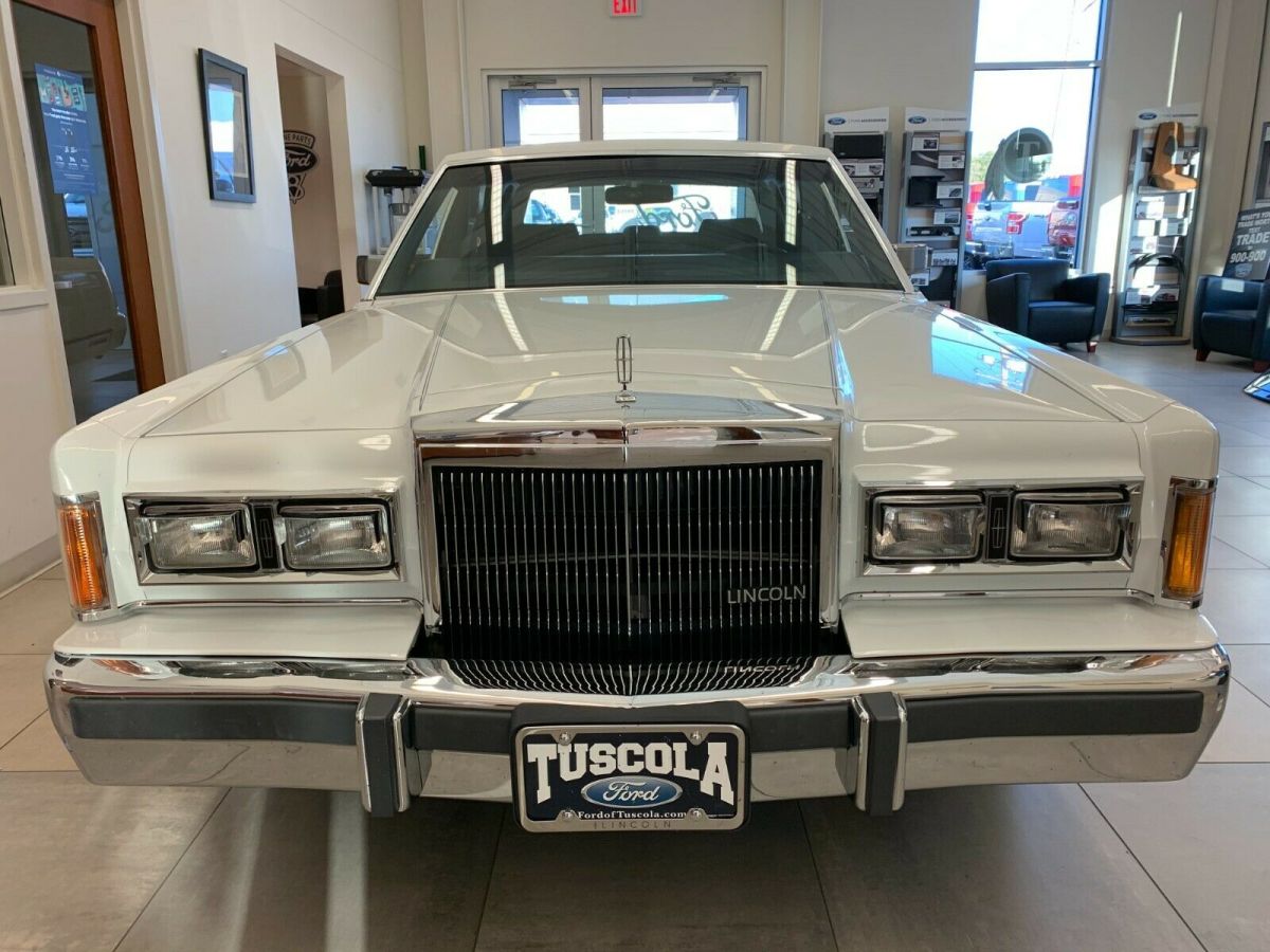 1989 lincoln town car low miles show room condition... trades welcome