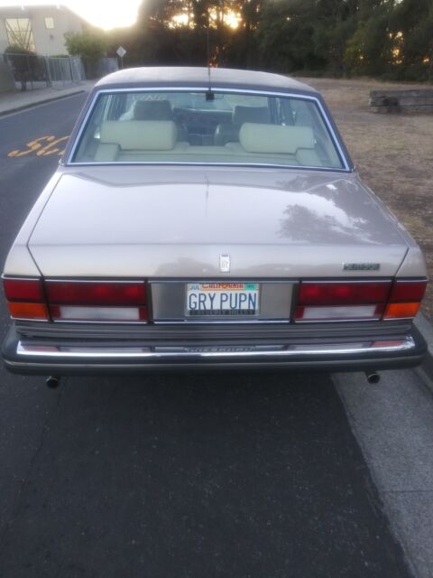 1985 rolls royce silver spur in light oyster over dark oyster. well preserved!
