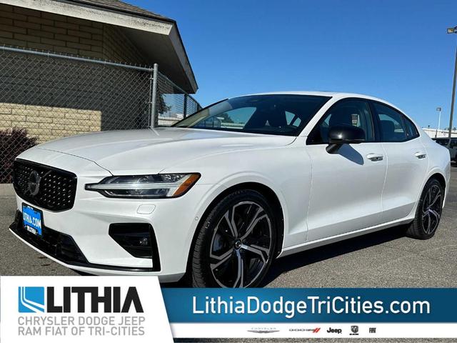 2024 volvo s60 b5 plus dark theme