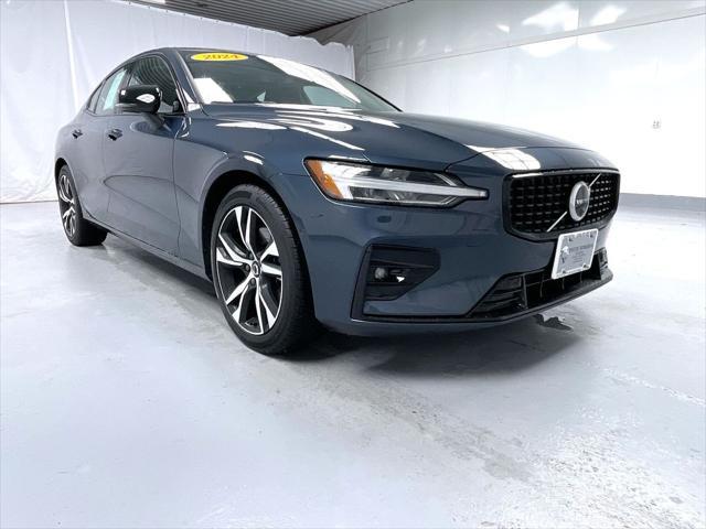 2024 volvo s60 b5 plus dark theme