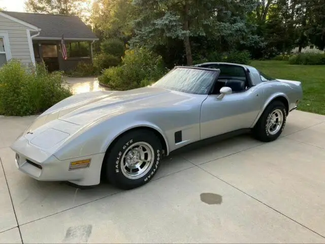 1981 chevrolet corvette base 2dr coupe