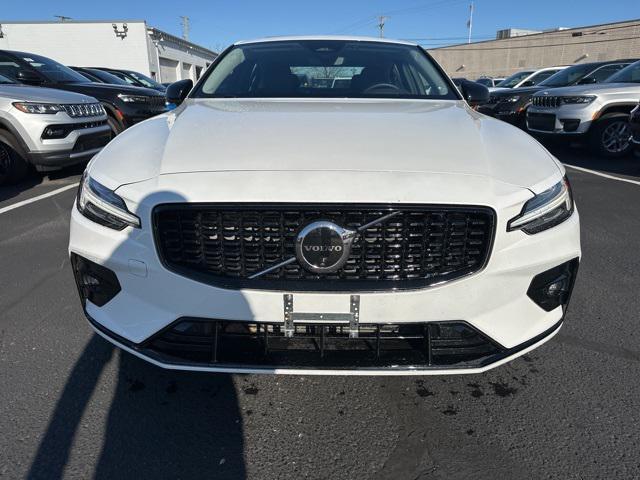 2024 volvo s60 b5 plus dark theme