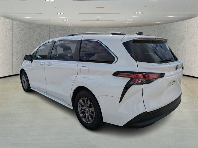 2021 toyota sienna le