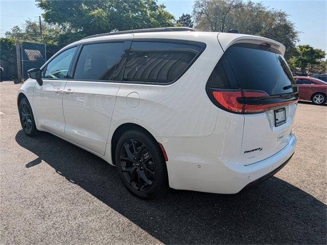 2024 chrysler pacifica touring l