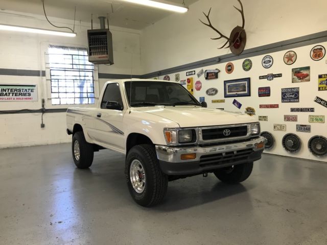 1994 toyota short deluxe 4x4 22r 2.4l 4-cylinder with only 119.000 actual miles
