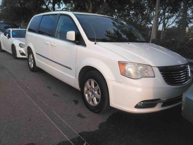 2011 chrysler town & country touring