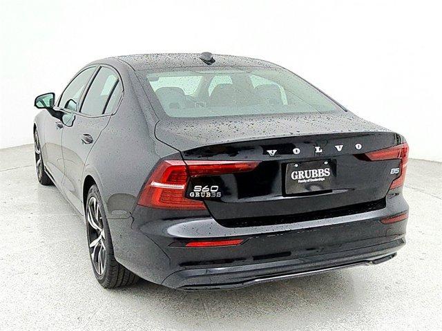 2024 volvo s60 b5 plus dark theme