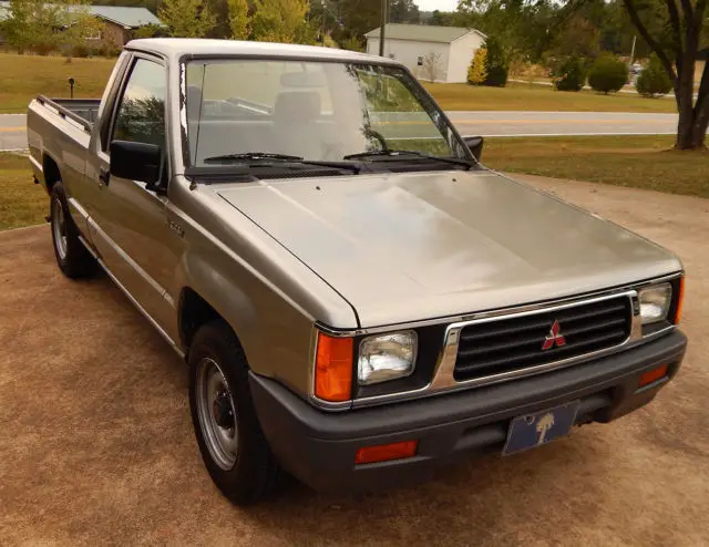 mitsubishi mighty max japanese pickup truck - spectacular!
