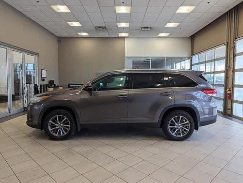 2019 toyota highlander xle in chester, indiana