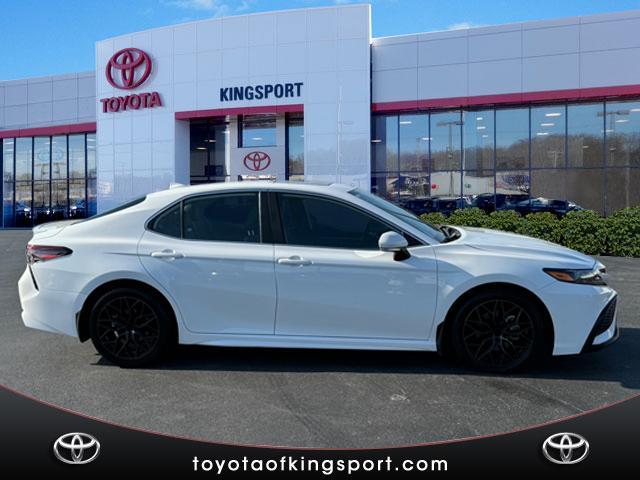 2024 toyota camry hybrid se