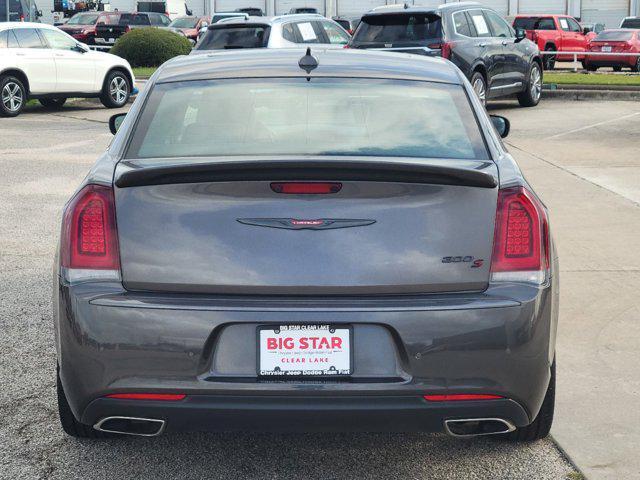 2022 chrysler 300 s