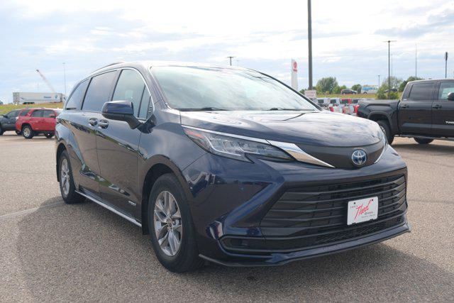 2021 toyota sienna le