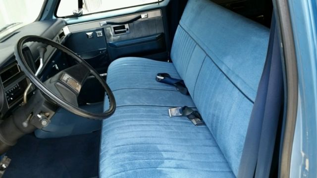 1986 chevrolet suburban 2500 factory 454 lowered...good truck