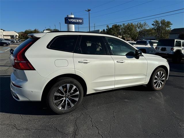 2024 volvo xc60 b5 plus dark theme