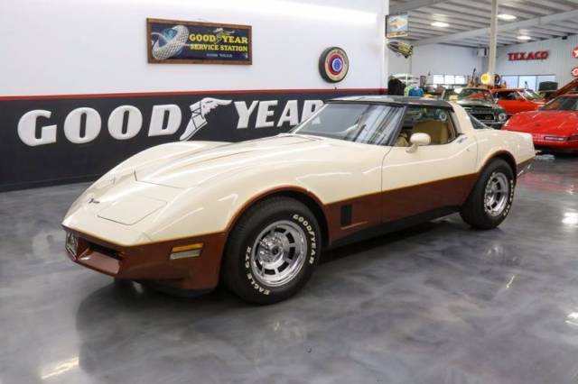 1981 chevrolet corvette base 2dr coupe 1 beige and brown coupe 8 cylinder engine