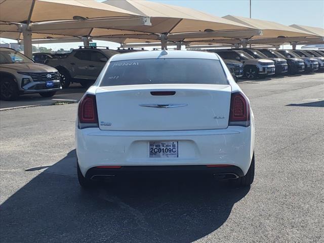 2019 chrysler 300 touring